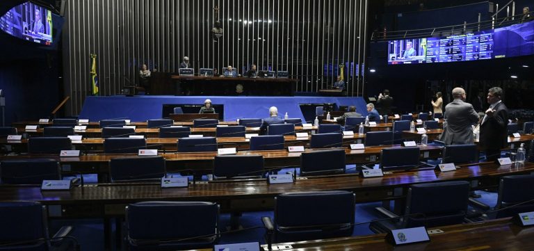 Senado aprova proibição do uso de celular nas escolas e norma deve valer já no ano que vem